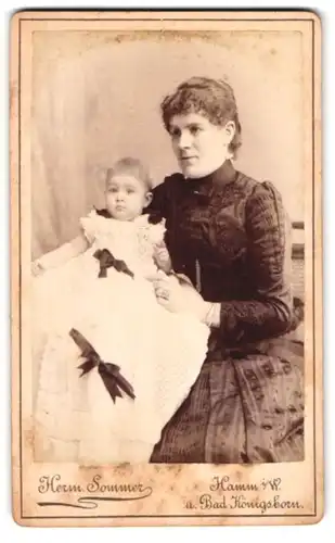 Fotografie Herm. Sommer, Hamm i. W., Portrait Mutter im Biedermeierkleid mit kleiner Tochter im Atelier, Mutterglück