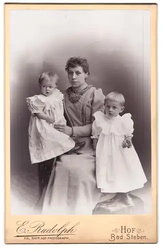 Fotografie E. Rudolph, Hof i. B., Mutter mit zwei Kleinkindern in weissen Kleidchen, Mutterglück