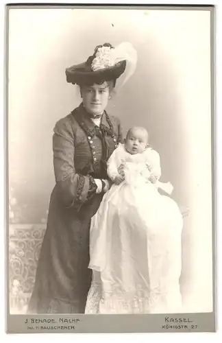Fotografie J. Benade Nachf., Kassel, Portrait Mutter mit ihrem Neugeborenen im Biedermeierkleid, Mutterglück