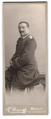 Fotografie H. Noack, Berlin, Offizer der Marine in Uniform mit Kaiser Wilhelm Bart