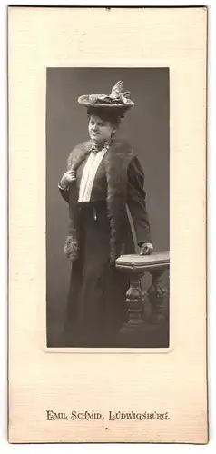 Fotografie Emil Schmid, Ludwigsburg, Portrait Dame im Biedermeierkleid mit Pelzstola und Pelzhut