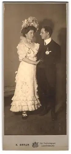 Fotografie K. Braun, Ludwigsburg, Portrait junges Paar beim Tanzwettbewerb mit Medaille im schicken Kleid