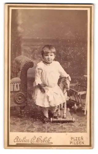 Fotografie Atelier C. Hrbek, Pilsen - Plzen, Mädchen mit Spielzeug-Pferd
