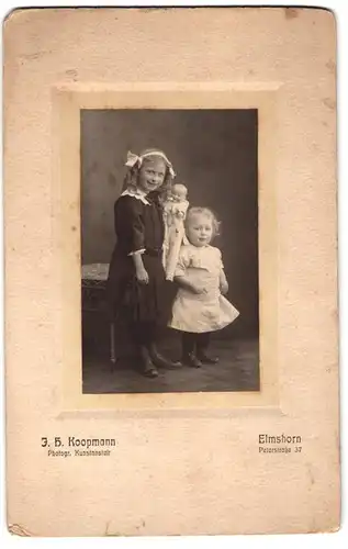 Fotografie Atelier Koopmann, Elmshorn, Peterstrasse 37, Mädchen mit Puppe und kleiner Schwester