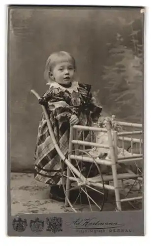 Fotografie Ad. Hartmann, Dessau, Franzstrasse 25, Mädchen im karierten Kleid mit Puppenwagen