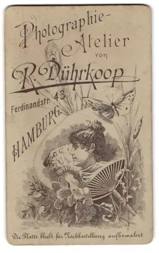 Fotografie R. Dührkoop, Hamburg, Ferdinandstr. 43, Dame nebst Fächer, Schmetterling & floraler Verzierung