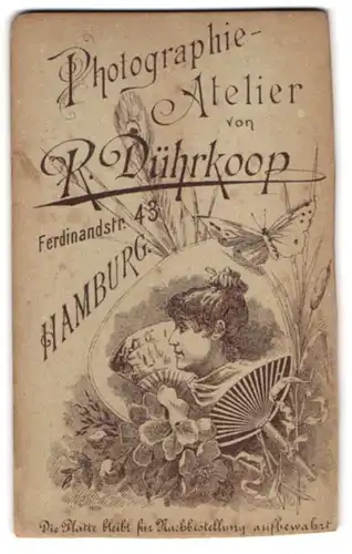 Fotografie R. Dührkoop, Hamburg, Ferdinandstr. 43, Dame nebst Fächer, Schmetterling & florale Verzierung