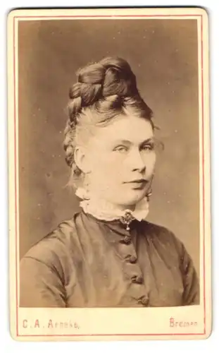 Fotografie G.A. Arneke, Bremen, Carolinenstrasse 3, Portrait Dame mit geflochtenem Dutt