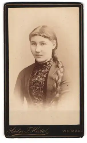 Fotografie Friedrich Hertel, Weimar, Deinhardtgasse 22, Portrait hübsches Mädchen mit Zopf