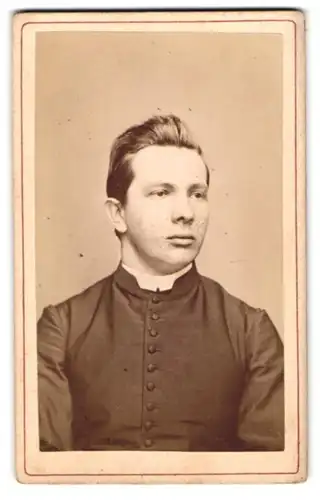 Fotografie Atelier Rafael, Brünn, Rudolfsgasse 26, Portrait junger Geistlicher Franz