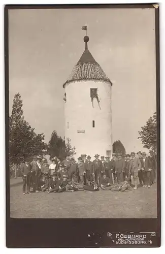 Fotografie P. Gebhard, Ludwigsburg, unbekannter Ort, Gruppen-Portrait vor der Blockhaus Wirtschaft
