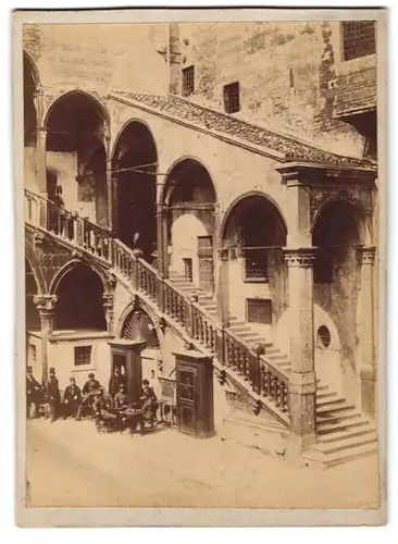 Fotografie unbekannter Fotograf, Ansicht Verona, Cortile del Mercato Vecchio