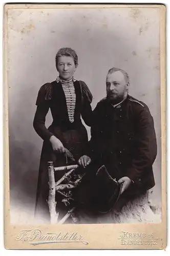 Fotografie Franz Prandstetter, Krems a. D., Dachsberggasse 5, Jäger auf Baumstumpf sitzend nebst Gattin