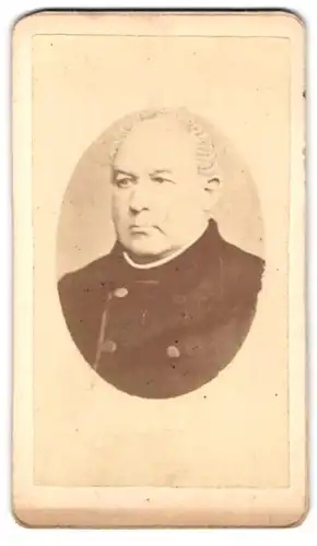 Fotografie unbekannter Fotograf und Ort, Portrait Geistlicher um 1873