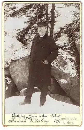 Fotografie Friedrich Vesterling, Schierke, Ansicht Schierke / Harz, Herr vor Felsformation im Winter