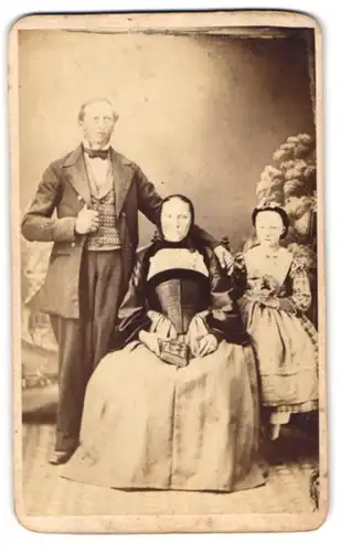 Fotografie W. Eichenberger, Bern, Postgasse 37, Familien-Portrait Schweizer Dame in Tracht nebst Gatte & Tochter