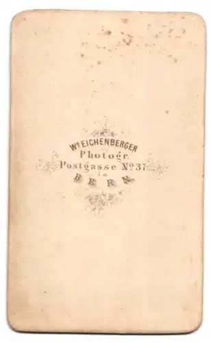 Fotografie W. Eichenberger, Bern, Postgasse 37, Familien-Portrait Schweizer Dame in Tracht nebst Gatte & Tochter