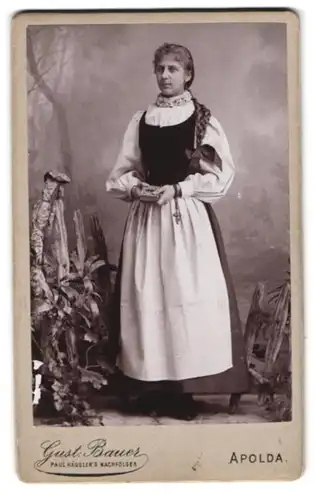 Fotografie Gustav Bauer, Apolda, Ackerwand 34, junge Dame mit Zopf in Tracht