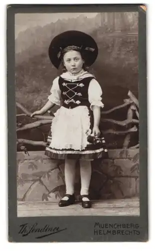 Fotografie Th. Sendtner, Münchberg, Mädchen in Tracht mit Hut