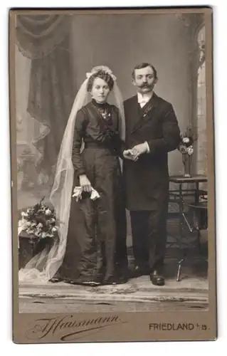 Fotografie A. Hausmann, Friedland i. B., Gorlitzergasse, Hochzeitspaar, Braut im schwarzen Kleid