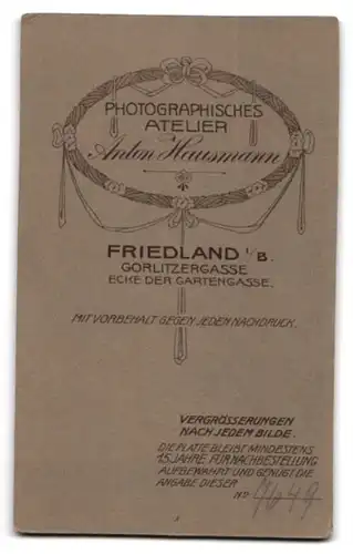 Fotografie A. Hausmann, Friedland i. B., Gorlitzergasse, Hochzeitspaar, Braut im schwarzen Kleid