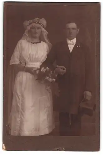 Fotografie Fotograf & Ort unbekannt, Hochzeitspaar festlich gekleidet