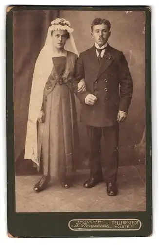 Fotografie K. Bergmann, Tellingstedt / Holstein, junges Hochzeitspaar, Dame im dunklen Kleid mit weissem Schleier
