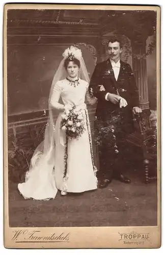 Fotografie W. Traunitschek, Troppau, Niederring 6, Hochzeit, Brautpaar kurz nach der Trauung