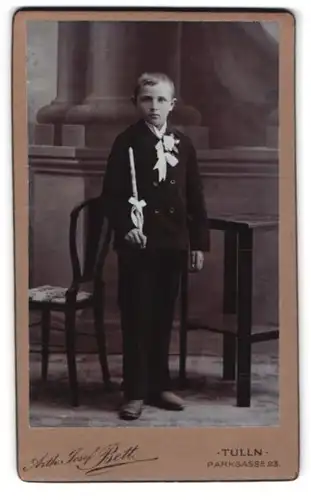 Fotografie Arthur Josef Beth, Tulln, Parkgasse 23, Knabe mit Kerze nach der Konfirmation