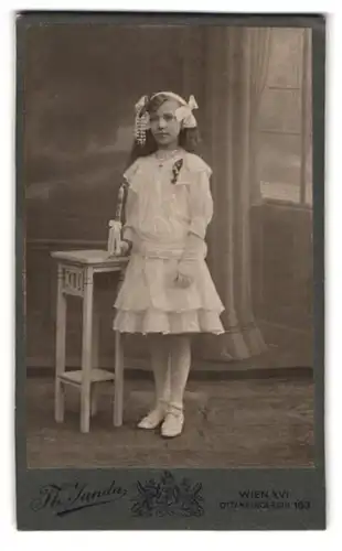 Fotografie Th. Janda, Wien, Ottakringerstrasse 103, Mädchen mit Haarreif & Schleife nach der Konfirmation