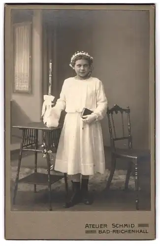 Fotografie Atelier Schmid, Bad Reichenhall, Mädchen mit Bibel, Gebetskette & Kerze nach der Konfirmation