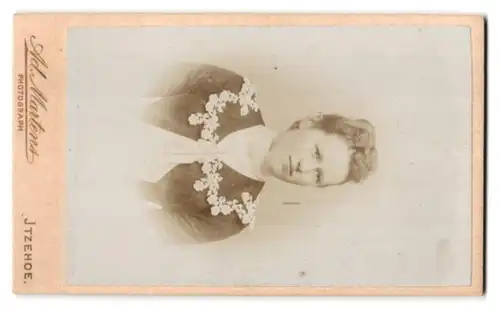 Fotografie Ad. Martens, Itzehoe, Ansicht Itzehoe, Foto-Atelier in der Mühlenstr. 5, Rückseitig Mädchen-Portrait