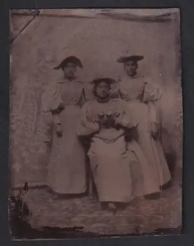 Fotografie Ferrotypie junge Damen mit Hut tragen das gleiche Kleid mit Puffärmeln