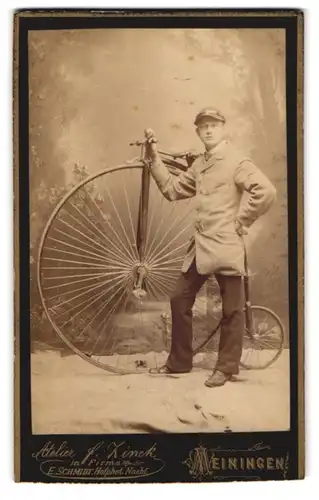 Fotografie F. Zinck, Meiningen, Portrait junger Mann mit seinem Hochrad Velo Fahrrad im Atelier