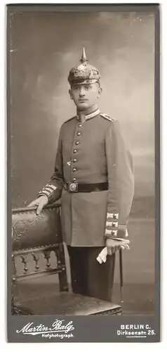 Fotografie Martin Balg, Berlin, Portrait Einjährig-Freiwilliger Uffz. in Uniform Kaiser Alexander Garde Grenadier Rgt. 1