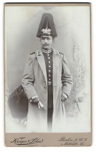 Fotografie Krüger & Söhne, Berlin, Portrait Soldat in Garde Uniform mit Pickelhaube Rosshaarbusch, Kaiser Wilhelm Bart