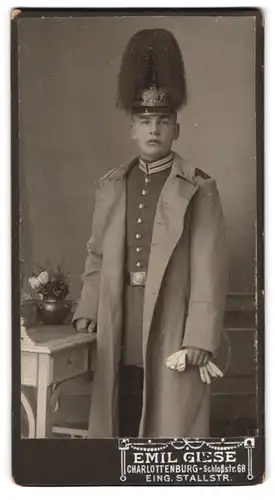Fotografie Emil Giese, Berlin-Charlottenburg, Portrait junger Soldat in Garde uniform Füss. Rgt. mit Pickelhaube Rosshaar