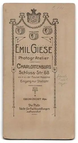 Fotografie Emil Giese, Berlin-Charlottenburg, Portrait junger Soldat in Garde uniform Füss. Rgt. mit Pickelhaube Rosshaar