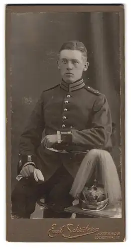 Fotografie Emil Schröter, Jüterbog, Soldat Otto raltzer in Garde Uniform, Pickelhaube mit Rosshaarbusch