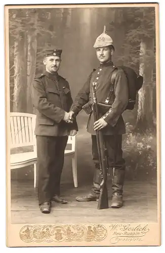 Fotografie W. Gerlich, Neu-Ruppin, Portrait Soldaten in Uniform Rgt. 24, Pickelhaube Tarnbezug, Ausmarschgepäck