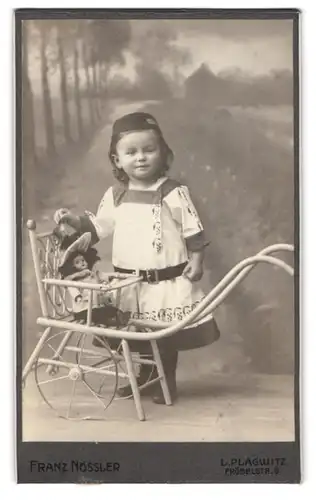 Fotografie Franz Nössler, Leipzig-Plagwitz, Portrait niedliches kleines Mädchen mit ihrer Puppe udn Puppenwagen