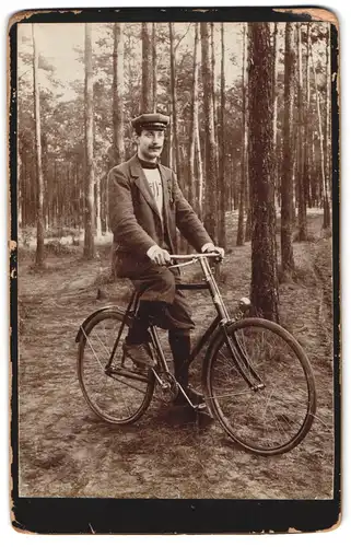 Fotografie unbekannter Fotograf und Ort, Portrait Herr mit Knickerbocker auf seinem Fahrrad im Wald