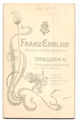 Fotografie Franz Ehrlich, Dresden, Portrait sächsischer Jäger in Uniform I. R. 108 mit Tschako und Bajonett