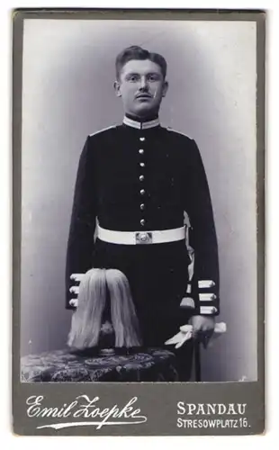 Fotografie Emil Zoepke, Berlin-Spandau, Portrait junger Soldat in garde Uniform mit Pickelhaube Rosshaarbusch