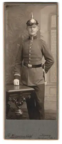 Fotografie R. Herrmann Nachf., Leipzig, Portrait Einjährig-Freiwilliger in Uniform I. R. 107 mit Pickelhaube