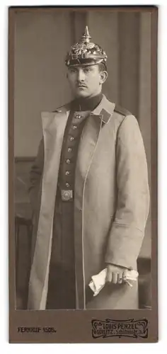 Fotografie Louis Penzel, Görlitz, Portrait Soldat in Uniform I. R. 19 mit Pickelhaube udn Mantel