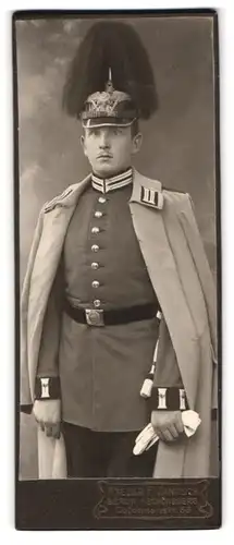 Fotografie F. Jantsch, Berlin, Portrait Soldat in Garde Uniform G. Pio. Bat. mit Pickelhaube Rosshaarbusch
