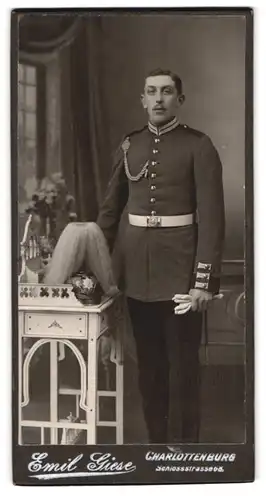 Fotografie Emil Giese, Berlin, Portrait junger Soldat in Garde Uniform mit Pickelhaueb samt Rosshaarbusch