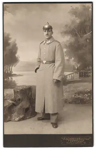 Fotografie A. Schneider, Berlin, Portrait Soldat in Uniform G. Füs. R. mit Pickelhaube und Uniformmantel