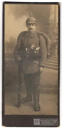 Fotografie Karl Beck, Mühlhausen i. Thü., Portrait Soldat in Feldgrau Uniform mit Pickelhaube Tarnbezug, Ausmarschgepäck